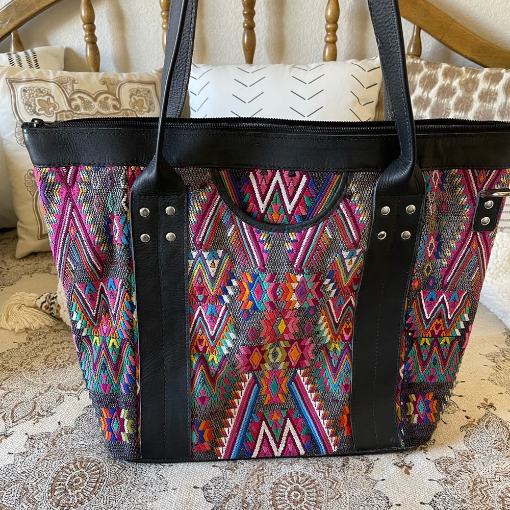 Maria’s black leather tote